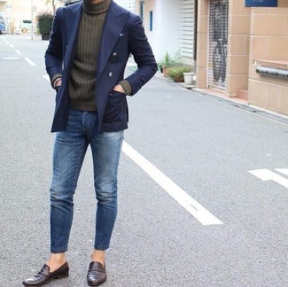 Quale blazer indossare con jeans blu per un uomo di 30 anni: Potresti indossare un blazer e jeans blu se preferisci uno stile ordinato e alla moda. Scegli uno stile classico per le calzature e scegli un paio di mocassini eleganti in pelle marrone scuro.