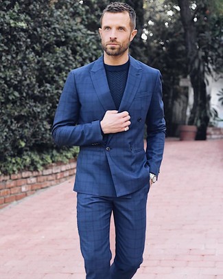 Come indossare e abbinare un maglione girocollo blu per un uomo di 30 anni: Mostra il tuo stile in un maglione girocollo blu con pantaloni eleganti a quadri blu scuro per essere elegante ma non troppo formale.
