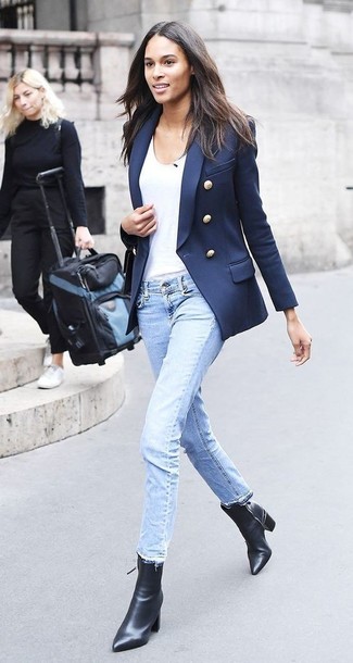 Quale blazer indossare con stivaletti neri: Prova ad abbinare un blazer con jeans azzurri per un look raffinato per il tempo libero. Questo outfit si abbina perfettamente a un paio di stivaletti neri.