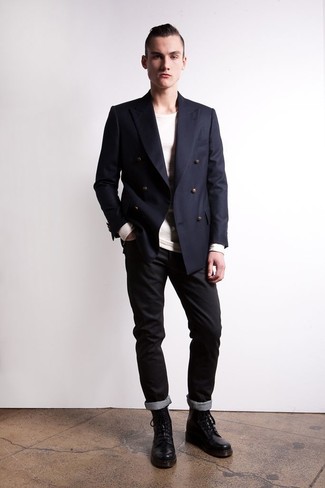 Quale stivali casual indossare con un blazer doppiopetto blu scuro: Potresti combinare un blazer doppiopetto blu scuro con jeans neri, perfetto per il lavoro. Se non vuoi essere troppo formale, scegli un paio di stivali casual.