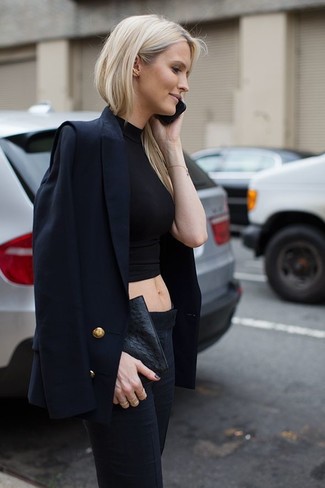 Look alla moda per donna: Blazer doppiopetto blu scuro, Top corto nero, Pantaloni skinny neri