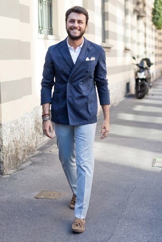 Come indossare e abbinare un blazer doppiopetto blu in modo formale: Potresti abbinare un blazer doppiopetto blu con pantaloni eleganti azzurri per essere sofisticato e di classe. Scegli un paio di mocassini con nappine in pelle scamosciata marrone chiaro come calzature per un tocco più rilassato.