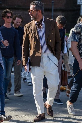Look alla moda per uomo: Blazer doppiopetto marrone, Camicia a maniche corte a righe verticali bianca, Pantaloni eleganti bianchi, Mocassini con nappine in pelle marrone scuro