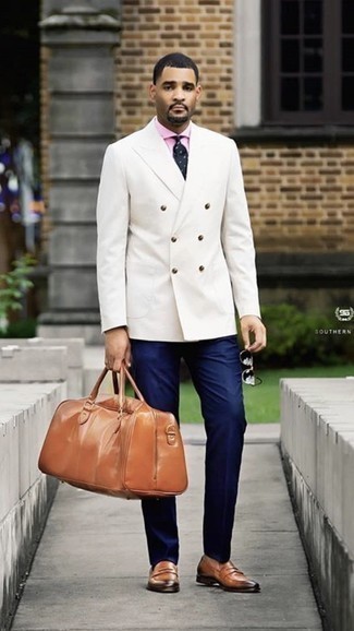 Quale mocassini eleganti indossare con un blazer doppiopetto bianco per un uomo di 30 anni: Mostra il tuo stile in un blazer doppiopetto bianco con pantaloni eleganti blu scuro per essere sofisticato e di classe. Mocassini eleganti danno un tocco informale al tuo abbigliamento.