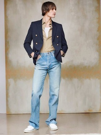 Come indossare e abbinare jeans azzurri: Indossa un blazer doppiopetto blu scuro e jeans azzurri per essere elegante ma non troppo formale. Scegli un paio di sneakers basse di tela bianche come calzature per un tocco più rilassato.