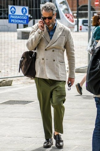 Come indossare e abbinare un blazer doppiopetto con scarpe double monk: Coniuga un blazer doppiopetto con chino verde oliva per un drink dopo il lavoro. Scarpe double monk impreziosiranno all'istante anche il look più trasandato.