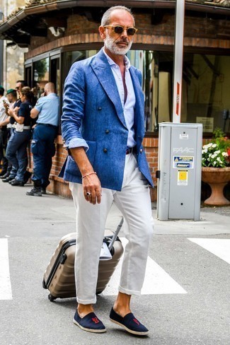 Come indossare e abbinare una cintura stampata: Opta per un blazer doppiopetto blu e una cintura stampata per un look semplice, da indossare ogni giorno. Espadrillas di tela blu scuro sono una splendida scelta per completare il look.