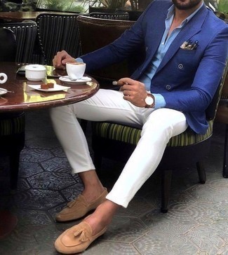 Quale mocassini eleganti indossare con un blazer doppiopetto blu quando fa caldo: Potresti indossare un blazer doppiopetto blu e chino bianchi per creare un look smart casual. Scegli un paio di mocassini eleganti per un tocco virile.