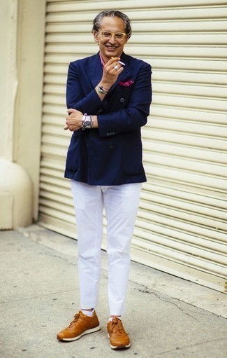 Come indossare e abbinare un blazer doppiopetto blu per un uomo di 40 anni: Coniuga un blazer doppiopetto blu con chino bianchi per un look elegante ma non troppo appariscente. Per un look più rilassato, mettiti un paio di scarpe sportive terracotta.