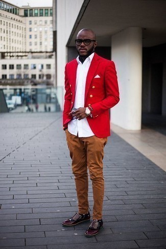 Come indossare e abbinare calzini a pois: Abbina un blazer doppiopetto rosso con calzini a pois per un fantastico look da sfoggiare nel weekend. Sfodera il gusto per le calzature di lusso e scegli un paio di scarpe oxford in pelle bordeaux come calzature.