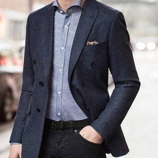 Quale blazer indossare con una camicia a maniche lunghe grigia per un uomo di 30 anni in modo smart-casual: Indossa un blazer con una camicia a maniche lunghe grigia per una silhouette classica e raffinata