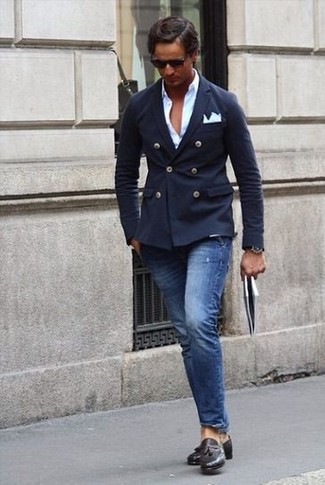 Quale jeans indossare con mocassini con nappine neri quando fa caldo: Potresti combinare un blazer doppiopetto blu scuro con jeans per creare un look smart casual. Scegli un paio di mocassini con nappine neri come calzature per dare un tocco classico al completo.