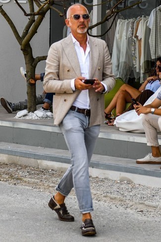 Come indossare e abbinare jeans grigio scuro per un uomo di 40 anni: Scegli un blazer doppiopetto beige e jeans grigio scuro, perfetto per il lavoro. Perché non aggiungere un paio di scarpe monk in pelle marrone scuro per un tocco di stile in più?
