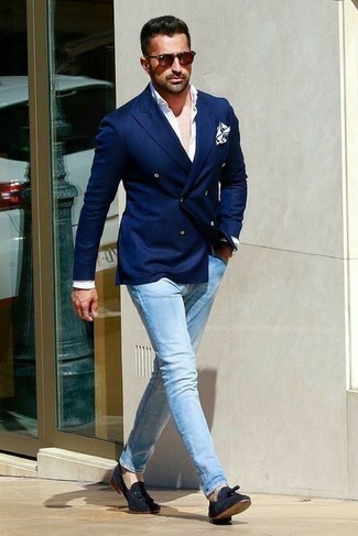 Quale blazer indossare con mocassini con nappine blu scuro: Punta su un blazer e jeans azzurri per un look davvero alla moda. Scegli uno stile classico per le calzature e scegli un paio di mocassini con nappine blu scuro come calzature.