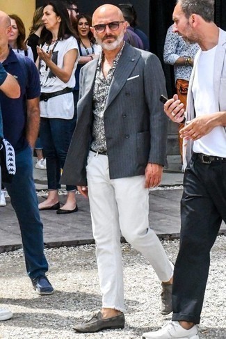 Come indossare e abbinare mocassini eleganti con un blazer per un uomo di 50 anni: Metti un blazer e jeans bianchi per creare un look smart casual. Scegli un paio di mocassini eleganti per un tocco virile.