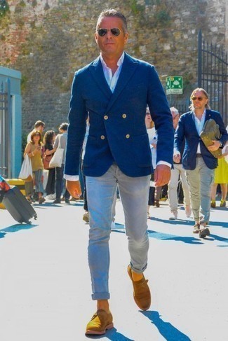 Come indossare e abbinare jeans con scarpe monk per un uomo di 40 anni in modo smart-casual: Coniuga un blazer doppiopetto blu con jeans per un abbigliamento elegante ma casual. Calza un paio di scarpe monk per un tocco virile.