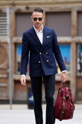 Come indossare e abbinare una borsa rossa per un uomo di 30 anni: Opta per un blazer doppiopetto blu scuro e una borsa rossa per un look trendy e alla mano.