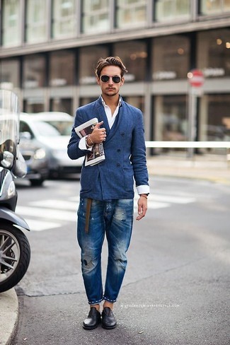 Come indossare e abbinare jeans strappati blu scuro per un uomo di 30 anni in estate 2024: Metti un blazer doppiopetto blu e jeans strappati blu scuro per un look spensierato e alla moda. Opta per un paio di scarpe oxford in pelle nere per mettere in mostra il tuo gusto per le scarpe di alta moda. Ecco un outfit estivo ideale per il tuo.