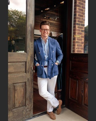 Come indossare e abbinare calzini blu scuro in modo smart-casual: Questa combinazione di un blazer doppiopetto blu scuro e calzini blu scuro è perfetta per il tempo libero. Ti senti creativo? Completa il tuo outfit con un paio di mocassini con nappine in pelle scamosciata marroni.