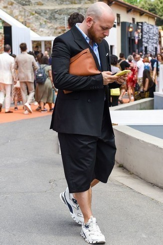 Come indossare e abbinare un blazer con scarpe sportive per un uomo di 30 anni: Potresti combinare un blazer con pantaloncini neri se cerchi uno stile ordinato e alla moda. Per un look più rilassato, indossa un paio di scarpe sportive.