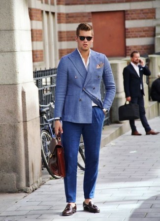 Quale blazer indossare con mocassini eleganti bordeaux: Scegli un blazer e pantaloni eleganti blu per una silhouette classica e raffinata Mocassini eleganti bordeaux sono una eccellente scelta per completare il look.