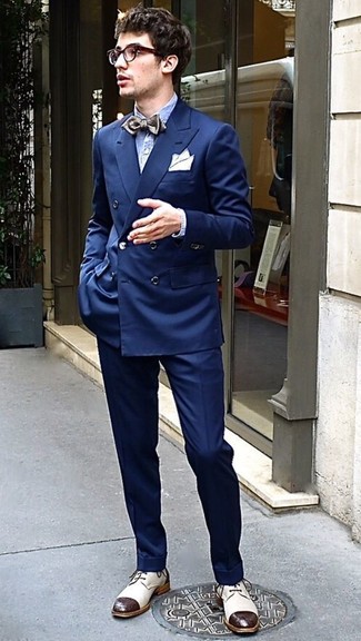 Quale blazer indossare con scarpe derby beige: Vestiti con un blazer e pantaloni eleganti blu scuro come un vero gentiluomo. Scarpe derby beige sono una validissima scelta per completare il look.