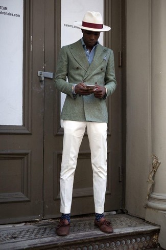 Come indossare e abbinare pantaloni eleganti bianchi per un uomo di 30 anni: Mostra il tuo stile in un blazer doppiopetto verde oliva con pantaloni eleganti bianchi come un vero gentiluomo. Per un look più rilassato, indossa un paio di mocassini con nappine in pelle marroni.