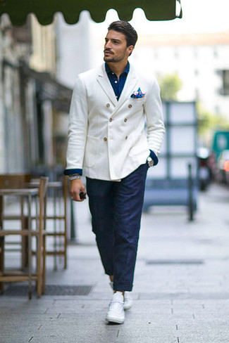 Come indossare e abbinare una camicia di jeans per un uomo di 30 anni in modo smart-casual: Abbina una camicia di jeans con chino blu scuro per un look trendy e alla mano. Sneakers basse bianche sono una valida scelta per completare il look.