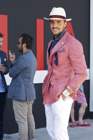 Come indossare e abbinare un blazer doppiopetto rosa per un uomo di 30 anni in estate 2024: Abbina un blazer doppiopetto rosa con chino bianchi, perfetto per il lavoro. Questo è il look ideale per questa estate.