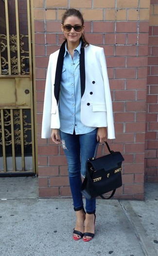 Look di Olivia Palermo: Blazer doppiopetto bianco, Camicia di jeans azzurra, Jeans aderenti strappati blu, Sandali con tacco in pelle rossi e neri