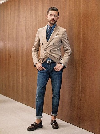 Quale blazer indossare con una camicia di jeans blu scuro per un uomo di 30 anni: Abbina un blazer con una camicia di jeans blu scuro se cerchi uno stile ordinato e alla moda. Scegli un paio di mocassini con nappine in pelle marrone scuro per un tocco virile.