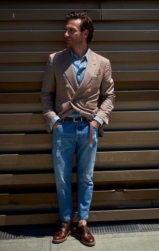 Quale camicia di jeans indossare con jeans blu scuro per un uomo di 40 anni in estate 2024 in modo casual: Punta su una camicia di jeans e jeans blu scuro per un outfit rilassato ma alla moda. Scegli uno stile classico per le calzature e indossa un paio di scarpe derby in pelle bordeaux. È buona scelta per un outfit estivo!