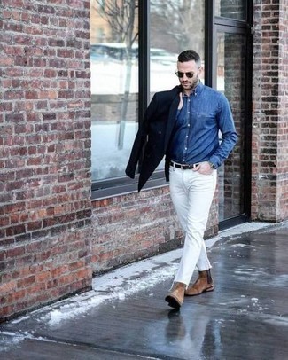 Quale blazer indossare con una camicia di jeans blu scuro in primavera 2025 in modo smart-casual: Mostra il tuo stile in un blazer con una camicia di jeans blu scuro per un abbigliamento elegante ma casual. Prova con un paio di stivali chelsea in pelle scamosciata marrone chiaro per un tocco virile. Questo è il look splendido per la primavera.