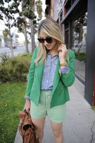 Come indossare e abbinare pantaloncini a righe verticali per una donna di 30 anni in modo smart-casual: Per un outfit quotidiano pieno di carattere e personalità, opta per un blazer doppiopetto verde e pantaloncini a righe verticali.