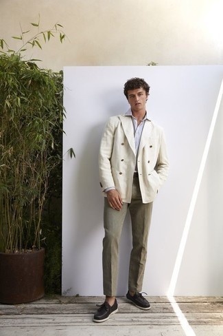 Look alla moda per uomo: Blazer doppiopetto bianco, Camicia elegante a righe verticali bianca e blu, Chino verde oliva, Scarpe da barca in pelle nere
