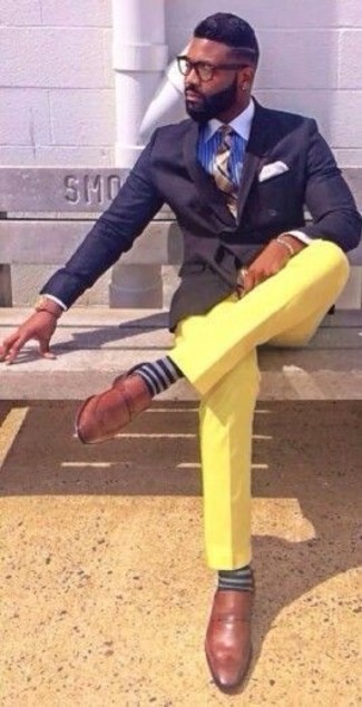 Look alla moda per uomo: Blazer doppiopetto blu scuro, Camicia elegante a righe verticali blu, Chino gialli, Mocassini eleganti in pelle marroni