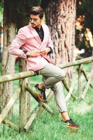 Look alla moda per uomo: Blazer doppiopetto rosa, Camicia elegante nera, Chino verde oliva, Scarpe sportive nere