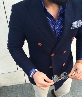 Come indossare e abbinare un blazer doppiopetto di lana in primavera 2025 in modo smart-casual: Vestiti con un blazer doppiopetto di lana e chino bianchi per un look da sfoggiare sul lavoro. Questo è il look ideale per la primavera.