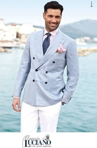 Come indossare e abbinare un blazer azzurro: Scegli un outfit composto da un blazer azzurro e chino bianchi per essere elegante ma non troppo formale.