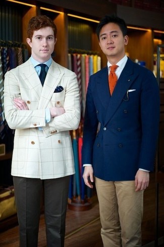 Quale chino indossare con un blazer doppiopetto blu per un uomo di 30 anni quando fa caldo: Punta su un blazer doppiopetto blu e chino per un drink dopo il lavoro.