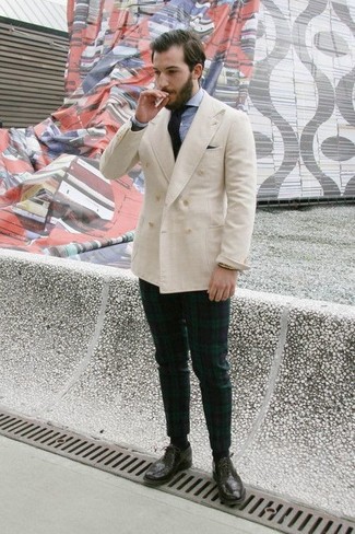 Come indossare e abbinare scarpe brogue con chino per un uomo di 30 anni in modo smart-casual: Opta per un blazer doppiopetto bianco e chino se cerchi uno stile ordinato e alla moda. Scarpe brogue sono una valida scelta per completare il look.