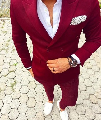 Come indossare e abbinare una camicia elegante bianca con un blazer rosso per un uomo di 30 anni: Scegli un blazer rosso e una camicia elegante bianca per un look elegante e di classe. Rifinisci questo look con un paio di mocassini eleganti in pelle bianchi.