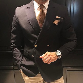 Come indossare e abbinare una cravatta lavorata a maglia marrone chiaro: Potresti combinare un blazer doppiopetto nero con una cravatta lavorata a maglia marrone chiaro per essere sofisticato e di classe.