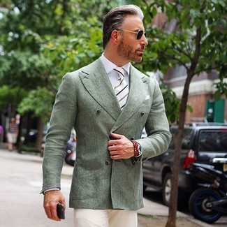 Look alla moda per uomo: Blazer doppiopetto verde menta, Camicia elegante bianca, Chino beige, Cravatta a righe verticali bianca e nera