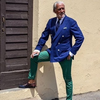 Quale scarpe derby indossare con chino verdi: Potresti combinare un blazer doppiopetto blu con chino verdi per creare un look smart casual. Opta per un paio di scarpe derby per dare un tocco classico al completo.