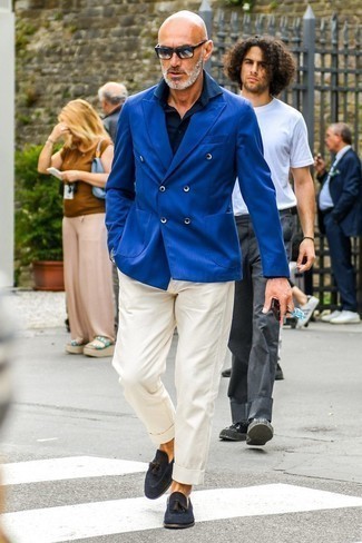 Quale blazer indossare con una camicia elegante blu in modo formale: Scegli un blazer e una camicia elegante blu per un look elegante e alla moda. Sfodera il gusto per le calzature di lusso e calza un paio di mocassini con nappine in pelle scamosciata blu scuro.