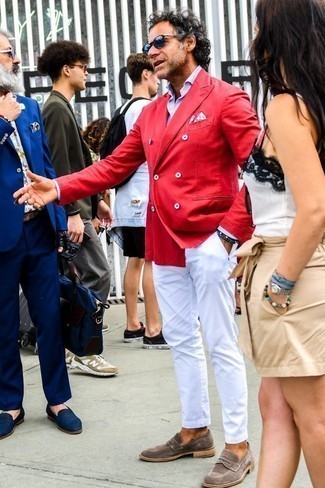 Quale mocassini eleganti indossare con un blazer doppiopetto rosso: Abbina un blazer doppiopetto rosso con chino bianchi per un abbigliamento elegante ma casual. Mocassini eleganti impreziosiranno all'istante anche il look più trasandato.