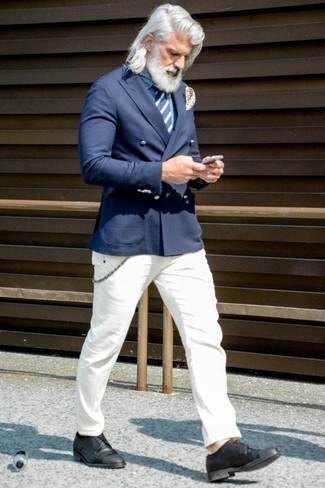 Quale scarpe derby indossare con un blazer blu: Opta per un blazer blu e chino bianchi per un look davvero alla moda. Scegli un paio di scarpe derby per dare un tocco classico al completo.