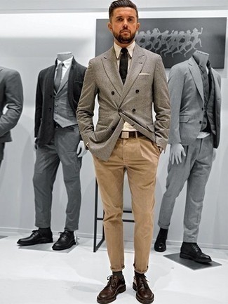 Quale blazer doppiopetto indossare con chino beige: Opta per un blazer doppiopetto e chino beige se preferisci uno stile ordinato e alla moda. Un bel paio di scarpe derby in pelle marrone scuro è un modo semplice di impreziosire il tuo look.