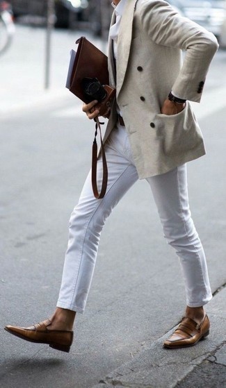 Quale blazer doppiopetto indossare con mocassini eleganti marrone chiaro: Coniuga un blazer doppiopetto con chino bianchi per un look davvero alla moda. Ti senti creativo? Completa il tuo outfit con un paio di mocassini eleganti marrone chiaro.